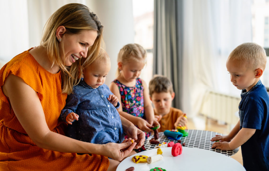 Enfants qui se trouvent à la crèche avec leur éducatrice.