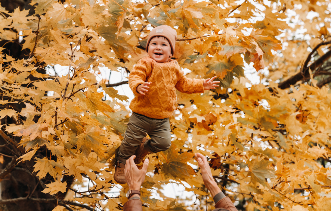 Enfant joyeux lancé dans les airs par son papa. Une photo qui illustre l'imaginaire de l'enfant.