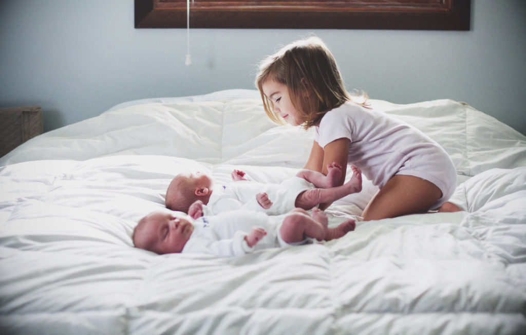 La grande soeur fait connaissance avec ses petits frères jumeaux. L'affection et l'amour dans la fratrie se construit.