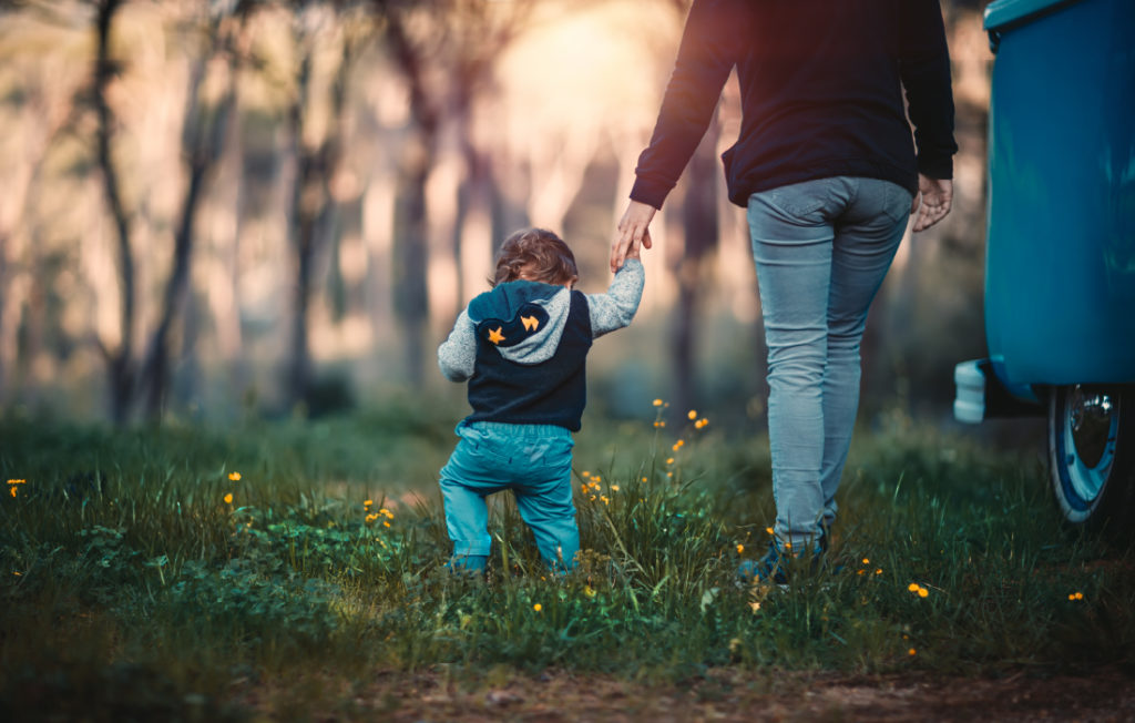 Une maman et son enfant déconfinent, ils se promènent dans la nature