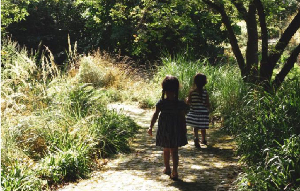 Deux petits enfants en vacances et qui jouent dans la nature.