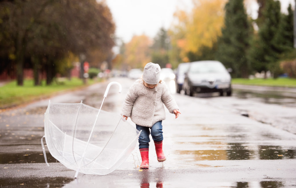 Un enfant saute dans une flaque d'eau. C'est l'affordance, l'art qu'ont les enfants d'explorer toutes les possibilités d’actions sur un objet.