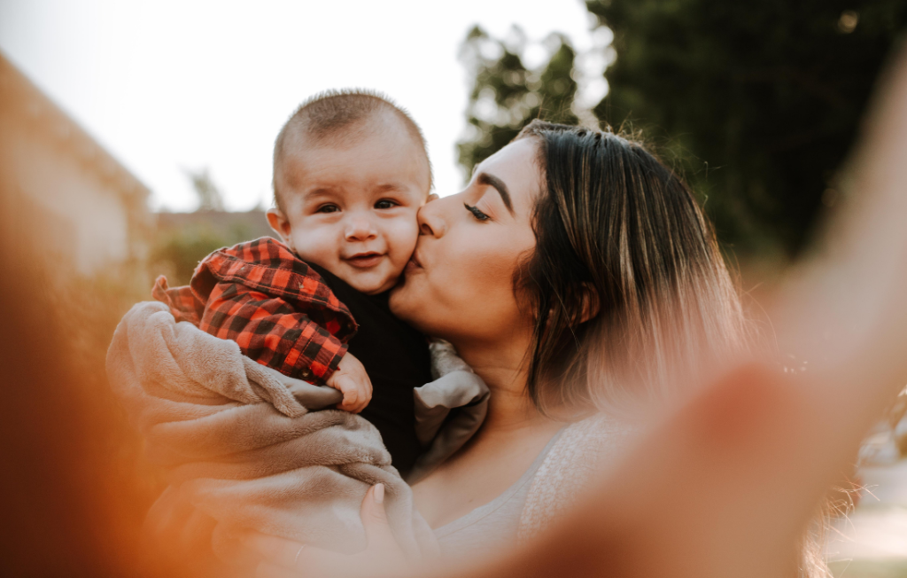 Maman qui fait un baiser à son fils