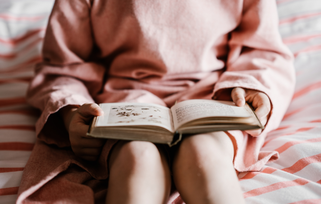 Enfant avec un livre sur les genoux