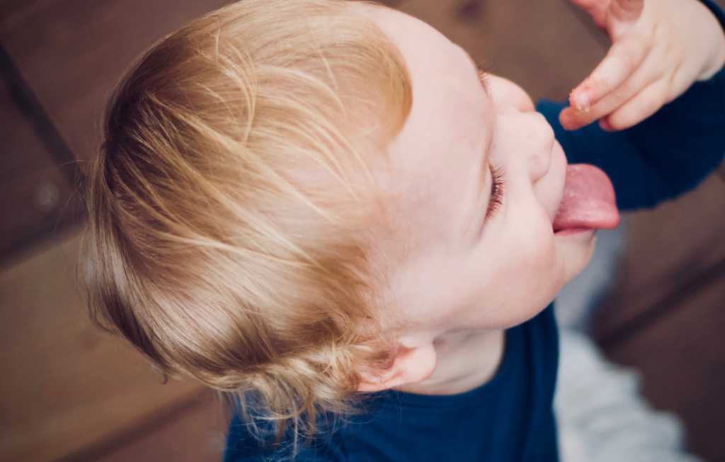 Enfant tirant la langue